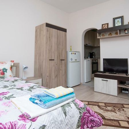 Lynn'S Oasis-Ocean Touch In Core Downtown Apartment Burgas ภายนอก รูปภาพ