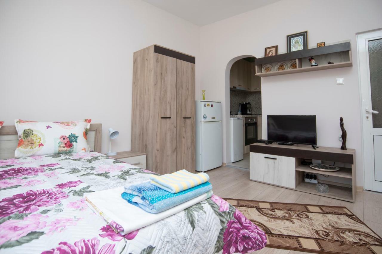 Lynn'S Oasis-Ocean Touch In Core Downtown Apartment Burgas ภายนอก รูปภาพ