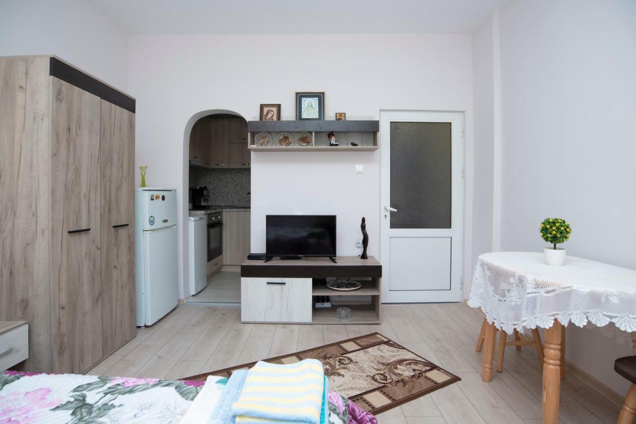 Lynn'S Oasis-Ocean Touch In Core Downtown Apartment Burgas ภายนอก รูปภาพ